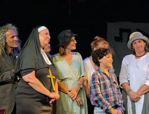 הצגה: משפט סקופס (משפט הקופים)